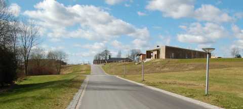 Adgangsvejen til Dybdalgrd-bebyggelsen. Op til Dybdalgrd!