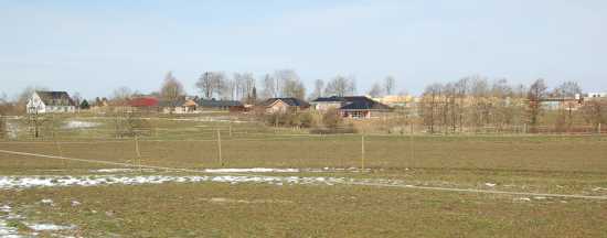 Fra Boltinggårdvej ser man bebyggelsen på den anden side af dalen med Sallinge Å.